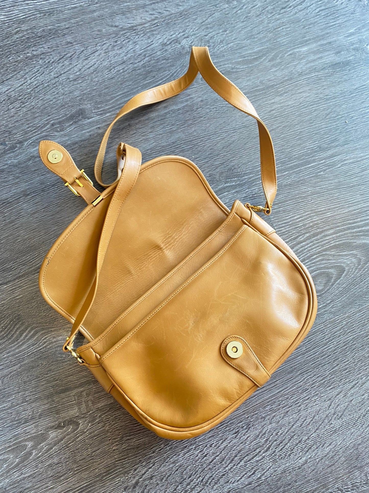 Gucci GG Logo Saddle Style Hand Bag Purse Light Brown/Khaki