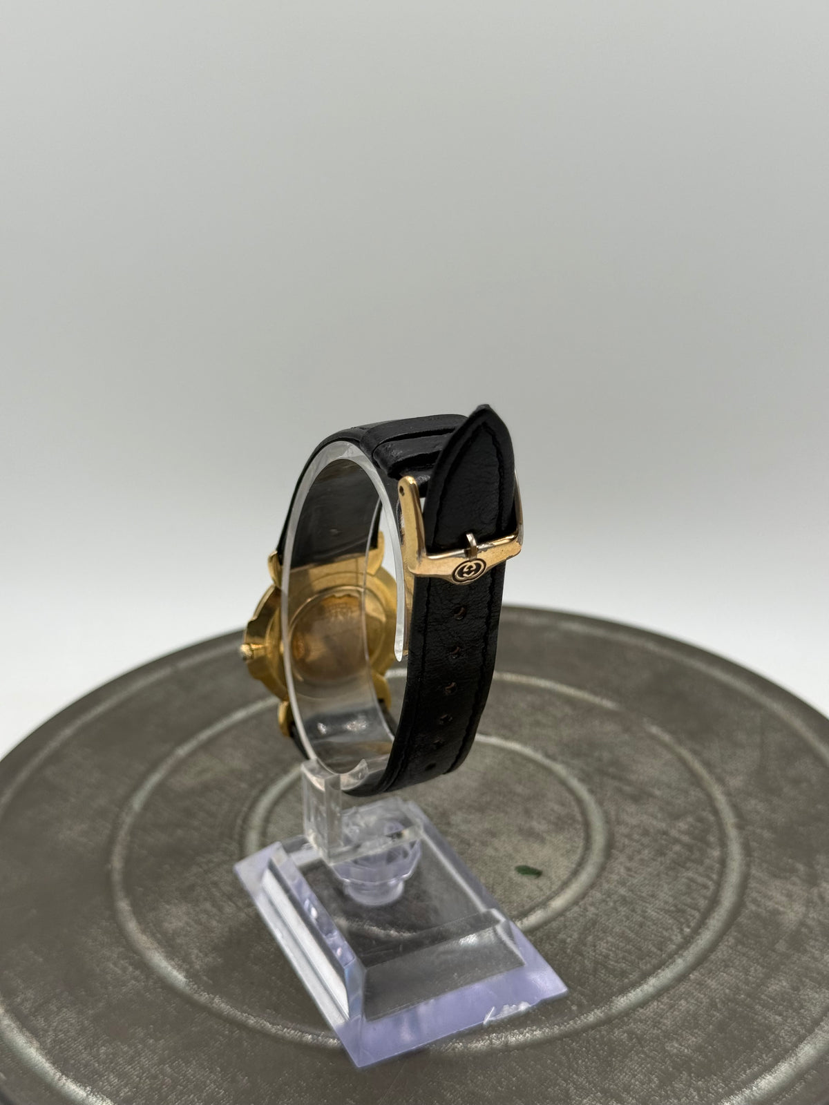 Vintage Gucci Swiss Made Quartz Watch – Black Dial, Gold Tone Case, Roman Numerals, Black Leather Original buckle