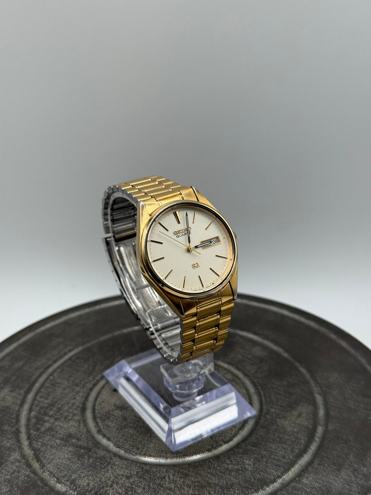 Vintage Seiko Quartz Gold Tone Watch with White Dial & Day Date