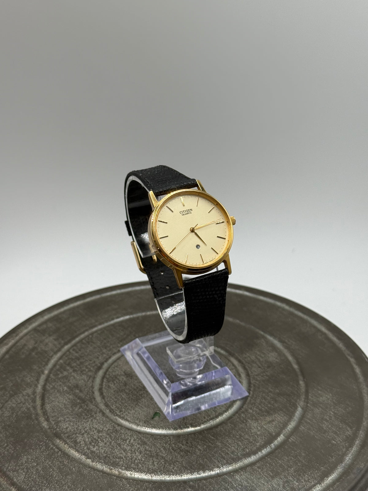 Vintage Casio classique date round watch