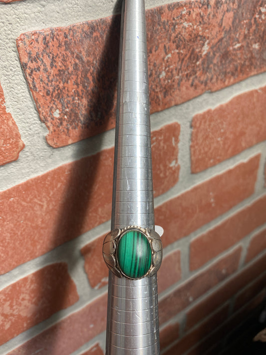 .925 Sterling Silver Green Gemstone Feathered Sz 10.5”