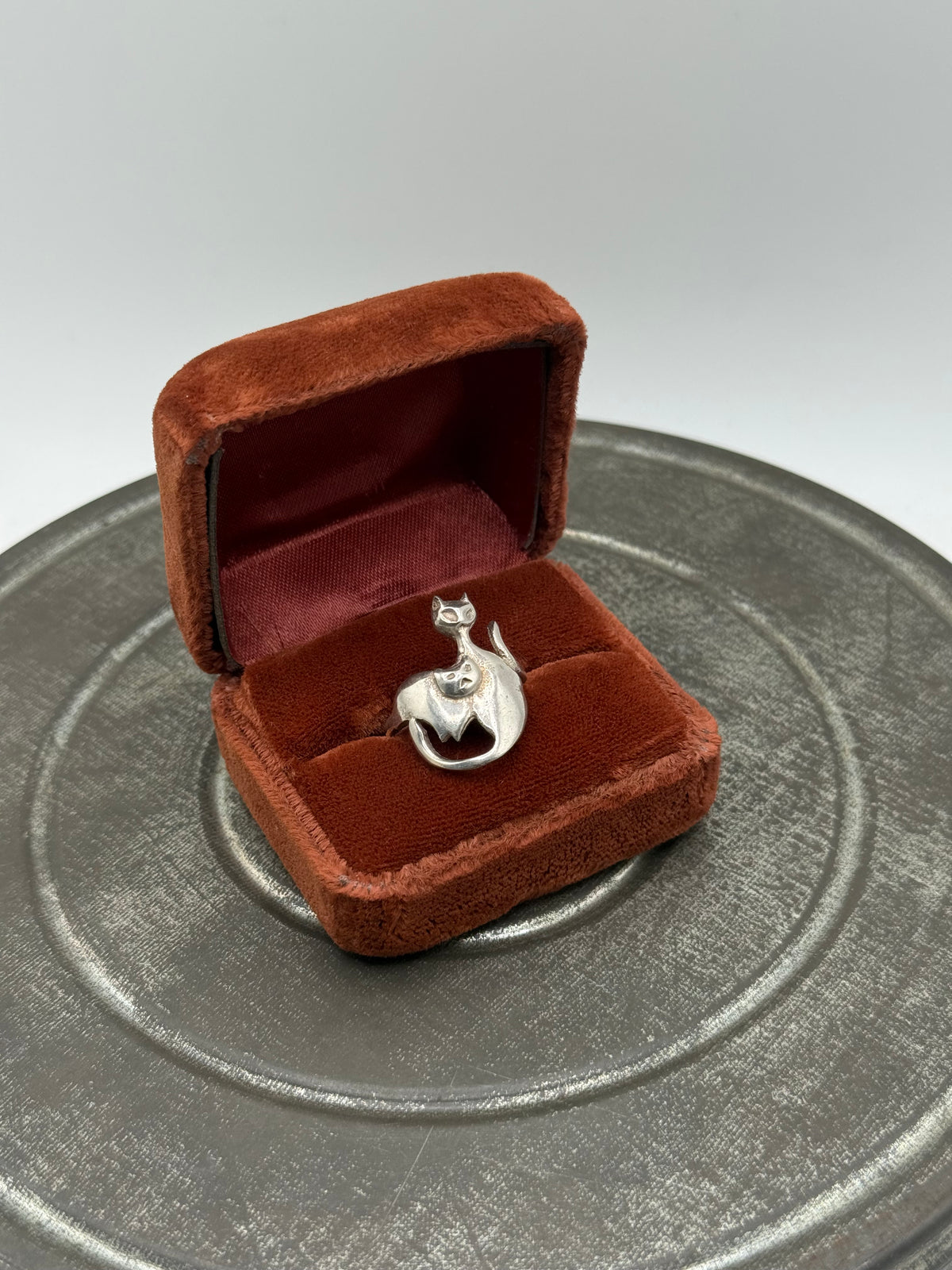 .925 Sterling Silver 2 Sitting Cats Statement Ring – Sz 8