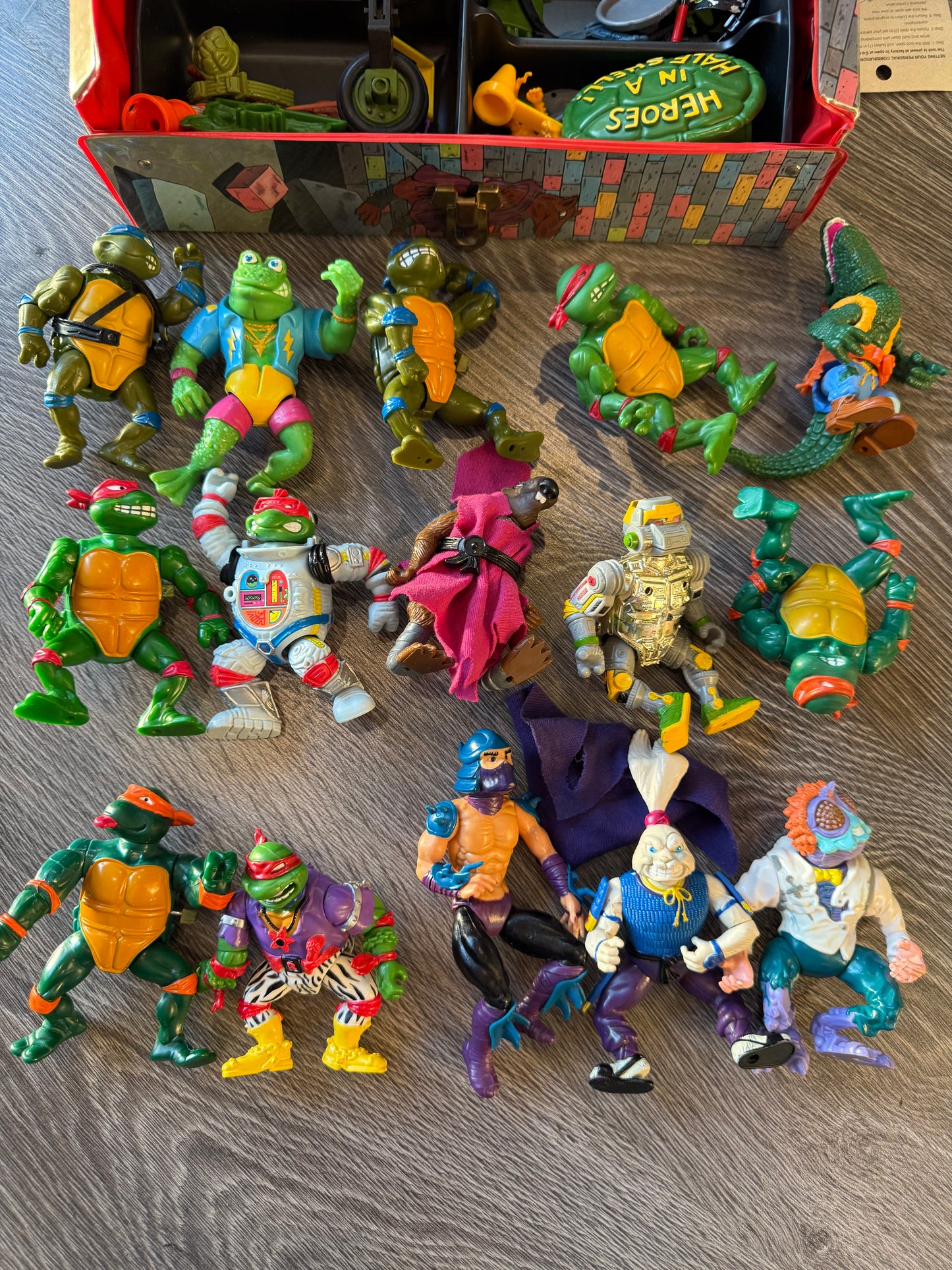 Vintage TMNT turtle lot with accessories