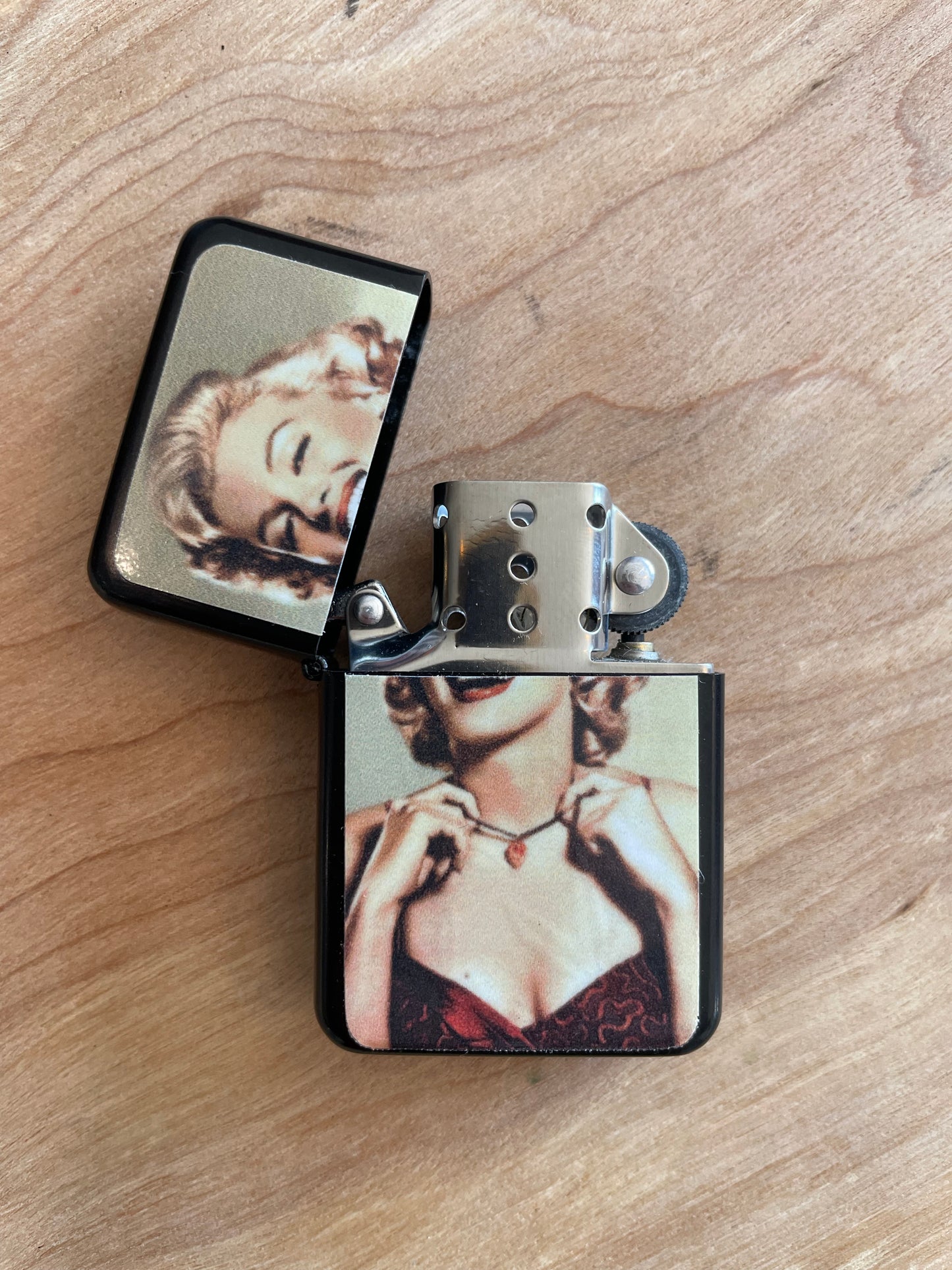 Zippo style lighter Marilyn Monroe