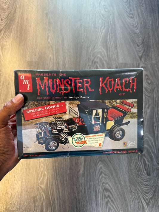 Monsters koach model kit AMT
