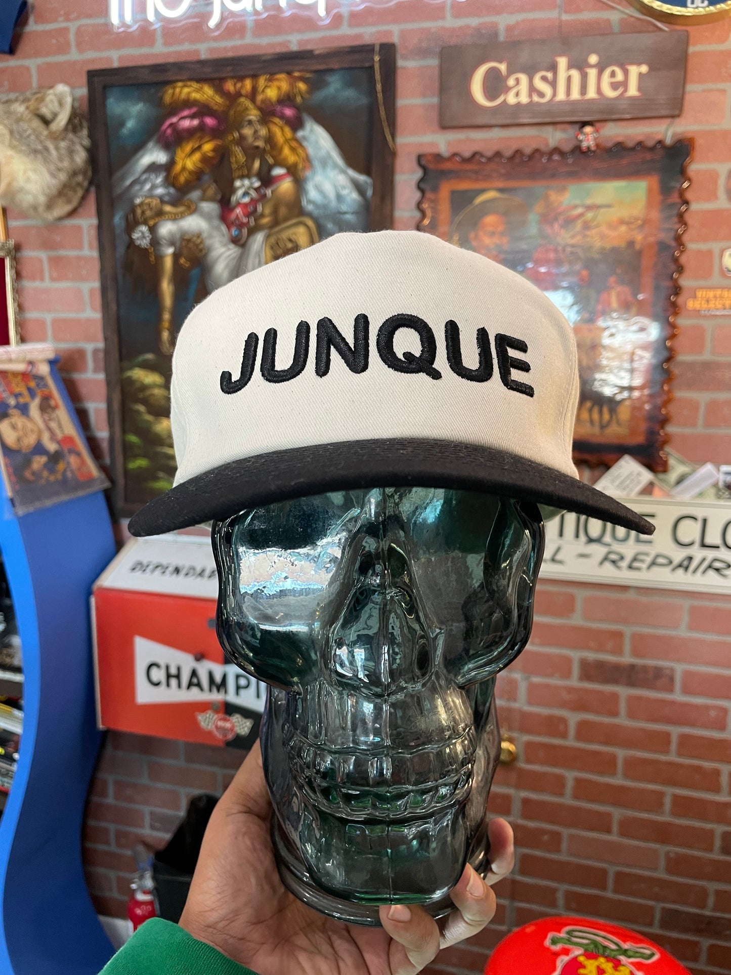 “JUNQUE” hat