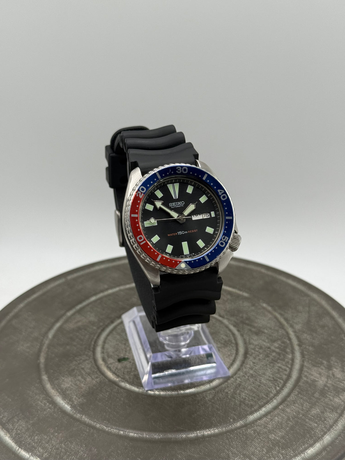 Vintage Seiko Automatic 150m Diver Watch – Black Dial, Red & Blue Pepsi Bezel, Day-Date, Black Rubber Strap