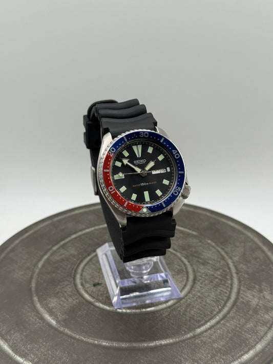 Vintage Seiko Automatic 150m Diver Watch – Black Dial, Red & Blue Pepsi Bezel, Day-Date, Black Rubber Strap