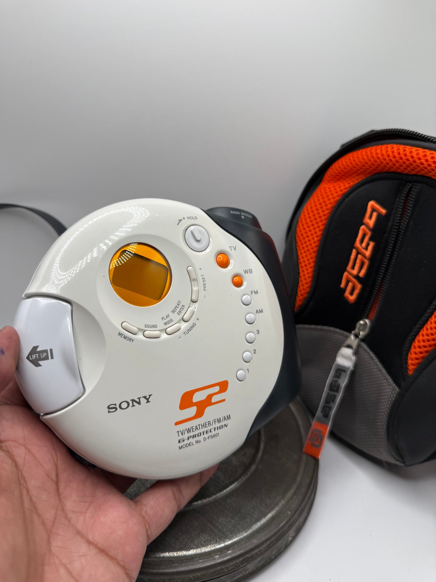 Sony Sports S2 D-FS601 CD Walkman Portable CD Player w/ Headphones & Case