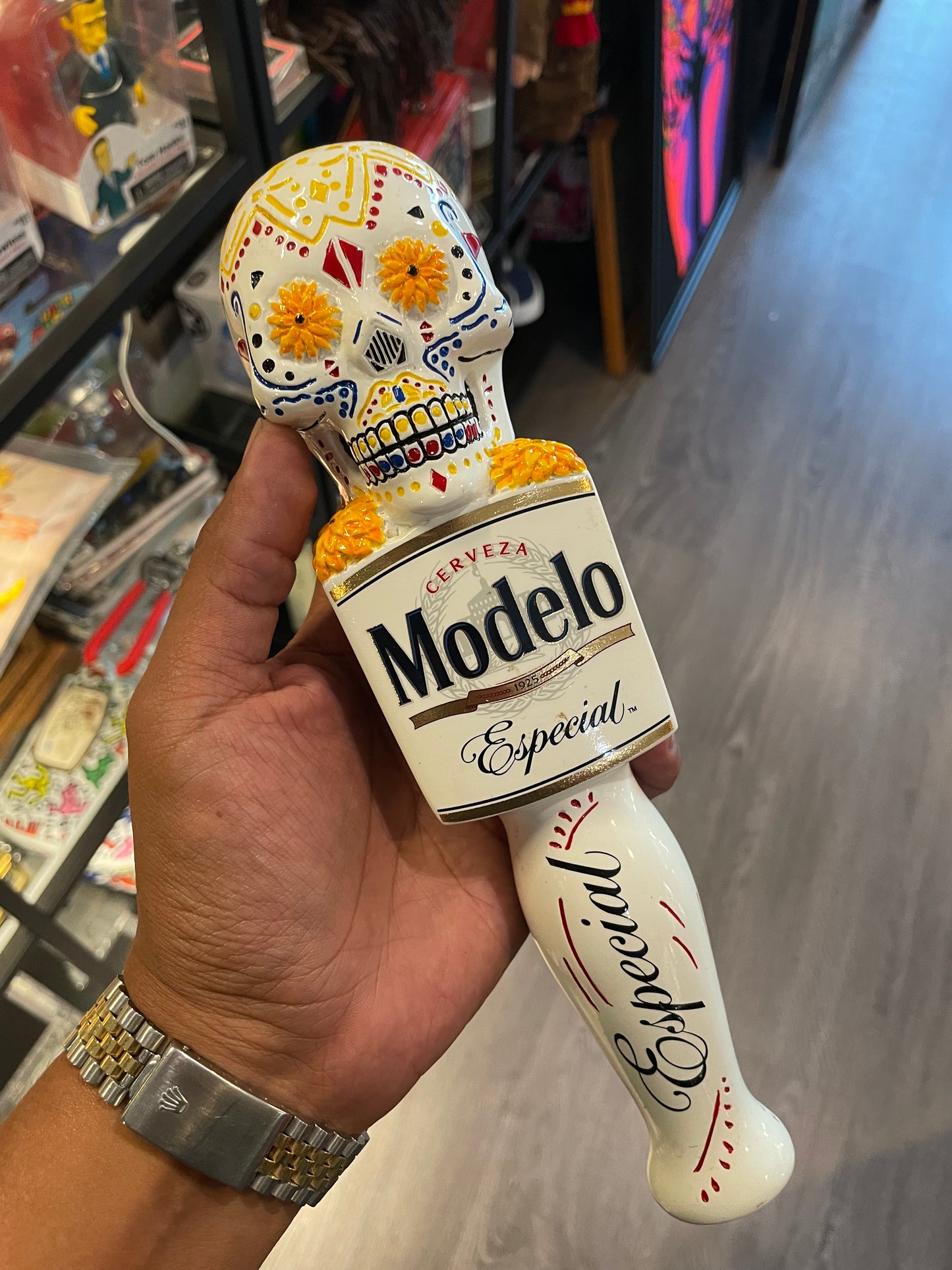 Modelo beer tap dia de los muertos