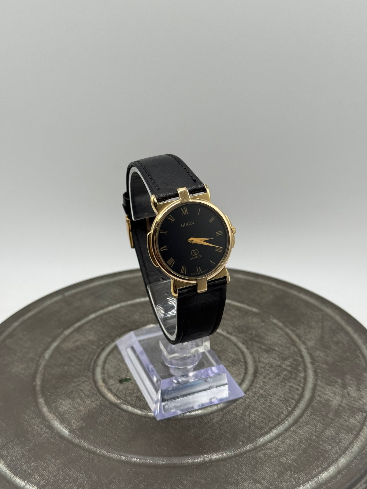 Vintage Gucci Swiss Made Quartz Watch – Black Dial, Gold Tone Case, Roman Numerals, Black Leather Original buckle
