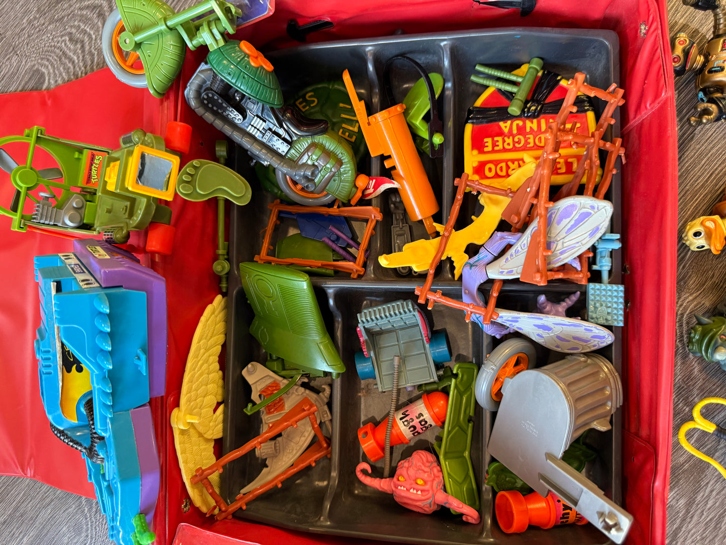 Vintage TMNT turtle lot with accessories