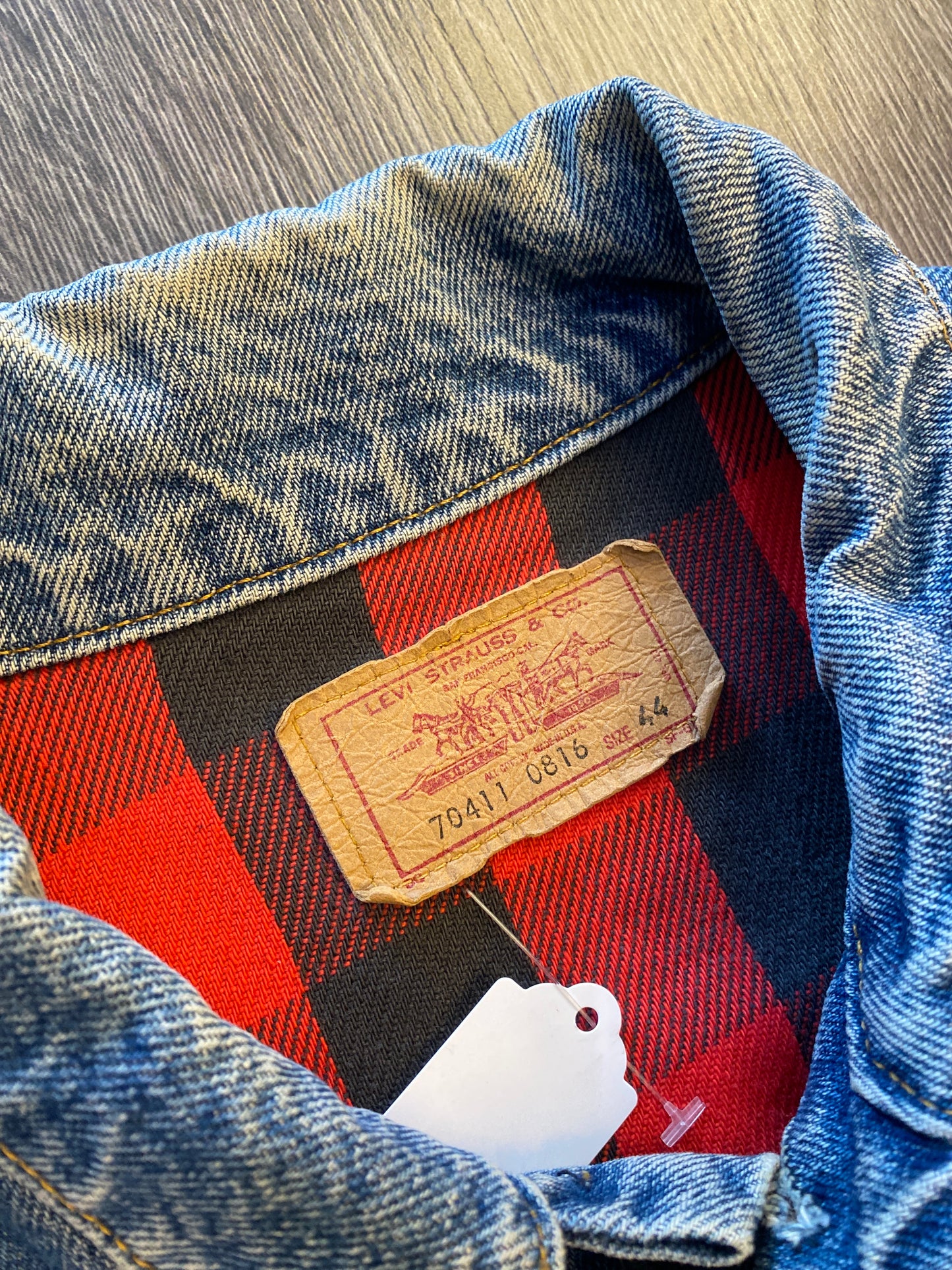Vintage Y2K Levi’s Denim Trucker Light Wash Lumberjack Red Interior Sz 44 Medium