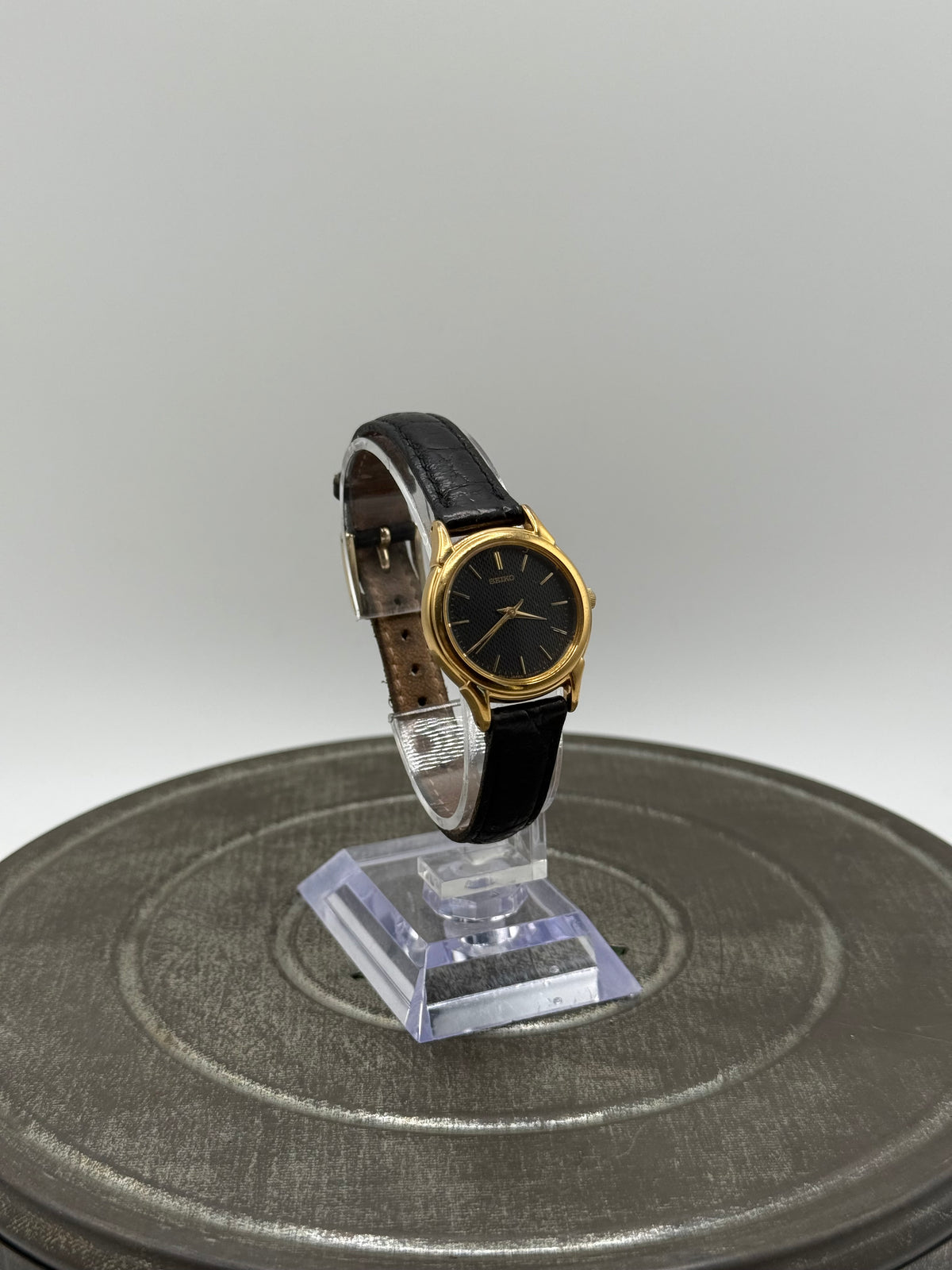 Ladies Vintage Seiko Gold-Tone Dress Watch Black Dial Black Leather Strap