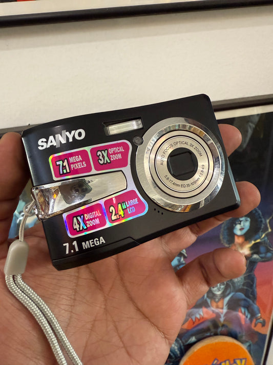 Sanyo 7.1 mpx digital camera digicam y2k
