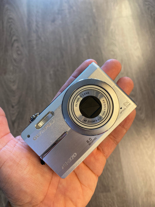 Vintage Y2K Olympus FE-370 Digital Digi Camera Silver